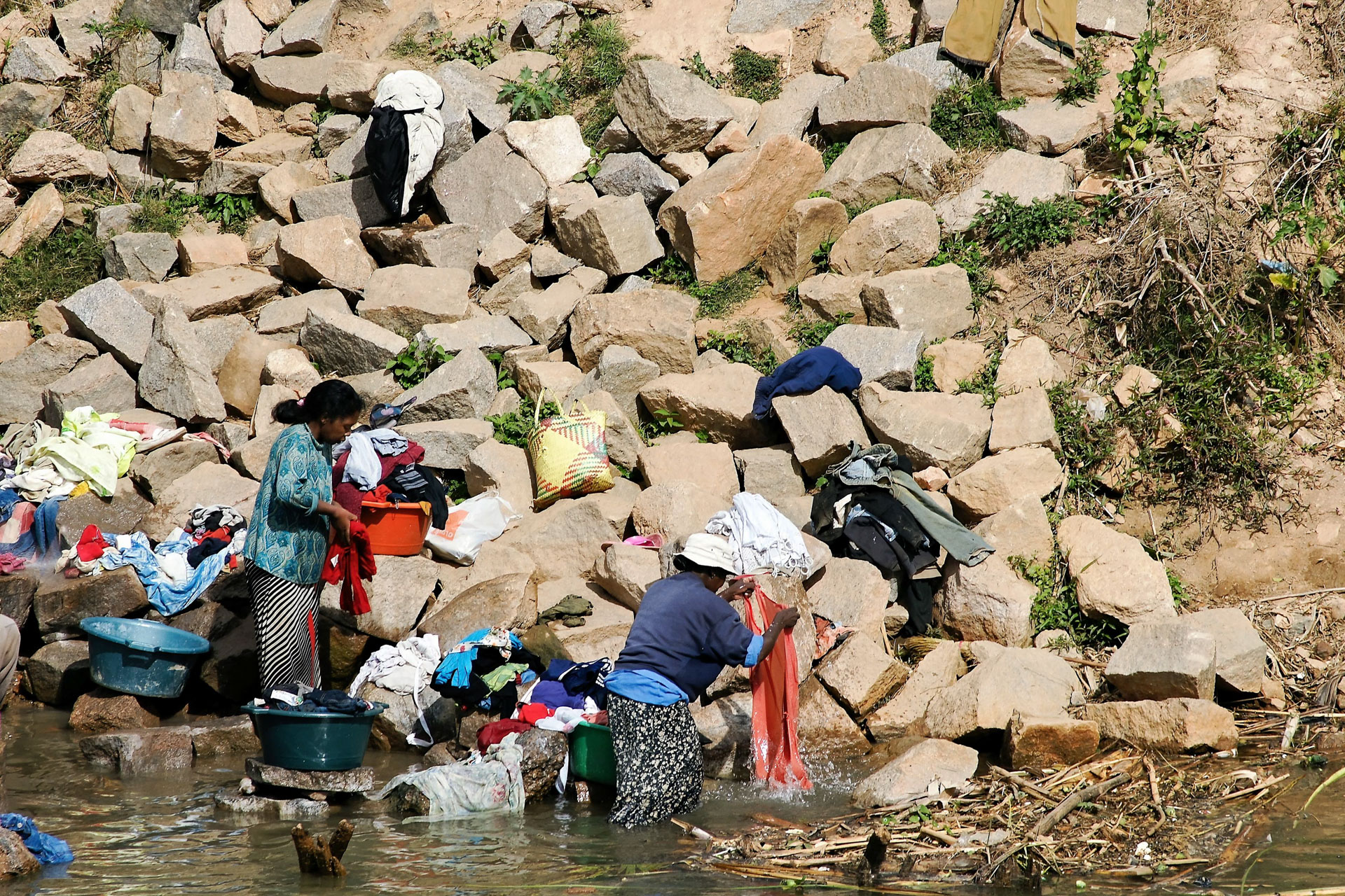 Wäschewaschen an der Pont Jumeaux über dem Ikopa-Fluss